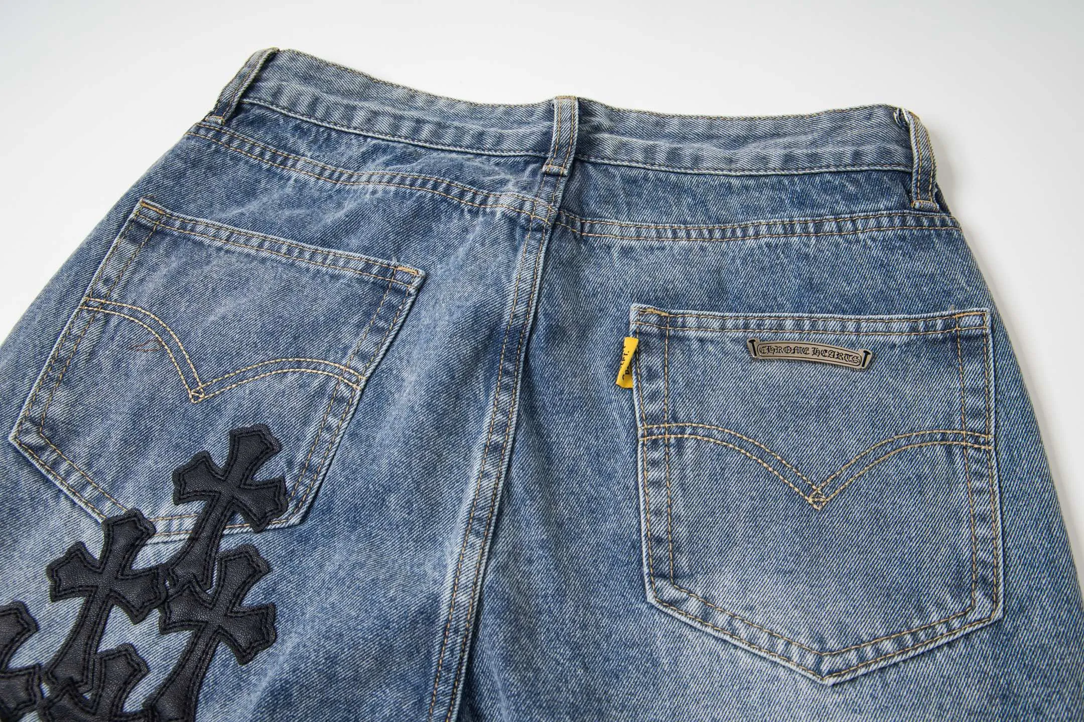P270 Chrome Hearts Gallery 2025 new limited edition black large cross flared jeans are a hot item this season and are sought after by countless celebrities and fashionistas. The neat details of the cutting process add color to the playful fashion! The neat and meticulous design, and the well-fitting structure is unique. The upper body not only has outstanding recognition, but also looks younger and younger. A style with the ultimate wearing meaning and performance, gorgeous color matching, and the craftsmanship of this style is also extremely extraordinary. After the finished product is washed, it is disassembled and hand-made with sheepskin cross leather and then spliced ​​together to complete. The whole piece has too many craftsmanship to describe. It is decorated with patchwork cross flowers and high-waisted washed jeans! ! Absolutely high-end luxury product, a god-level single product, a super popular product, made by top heavy industry, a magic weapon that cannot be missed to hit the streets. Style number: 1845 Size: 28 30 32 34 36 Color: blue